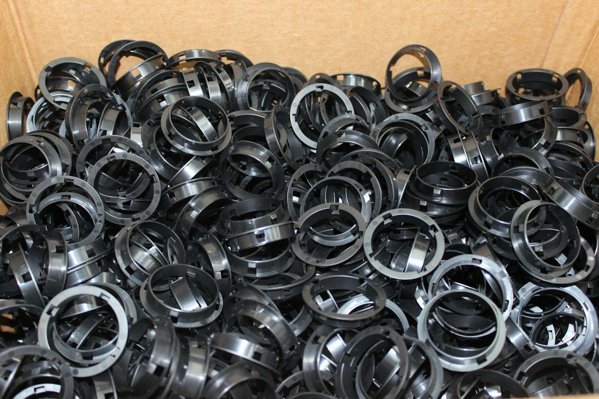 Montón de anillos de sello negros